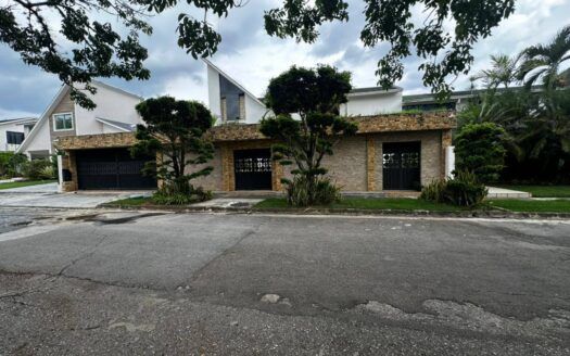 Casa en la Urb. Altos de Guataparo