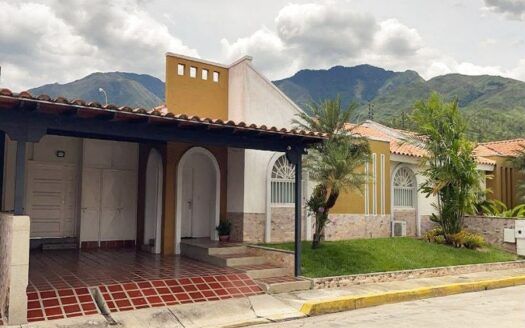 Se Vende Casa en el Conj. Res. Pie de Monte Chalet, Sector la Cumaca, San Diego.