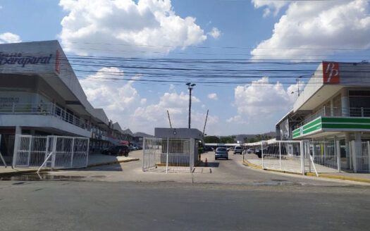 Se alquila un local en el C.C. Paseo Paraparal, en la Urb. Paraparal del Mnpio. Los Guayos.