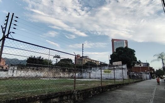 En Venta terreno De Uso Comercial en plena Av. Bolívar. Valencia.