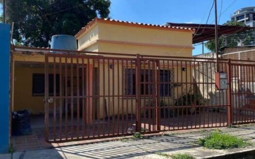 Casa En Venta Con Uso Comercial En La Urb. La Alegría, Valencia