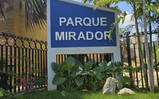 Casa en venta en Parque Mirador, impecable, con pozo de agua y patio